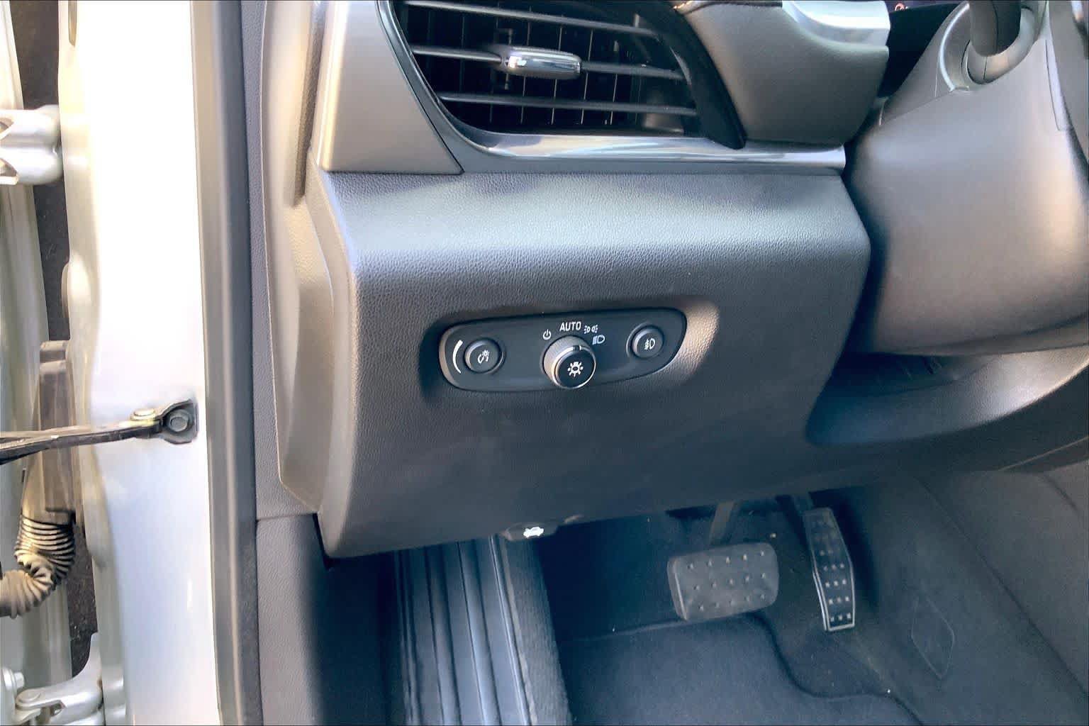 Used 2021 Chevrolet Traverse LT FWD image 33