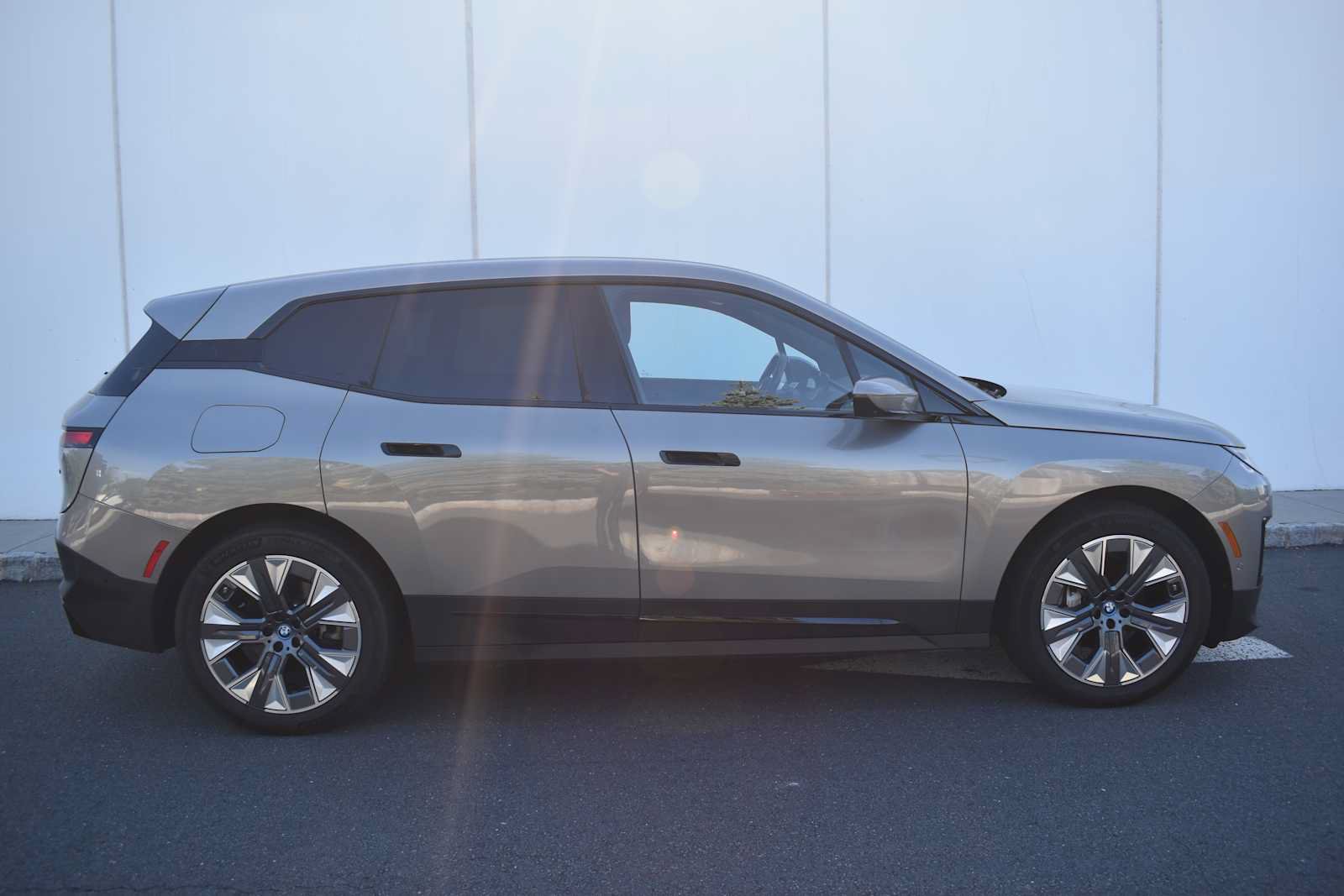 Used 2024 BMW iX xDrive50 w/ Premium Package AWD/4WD image 4
