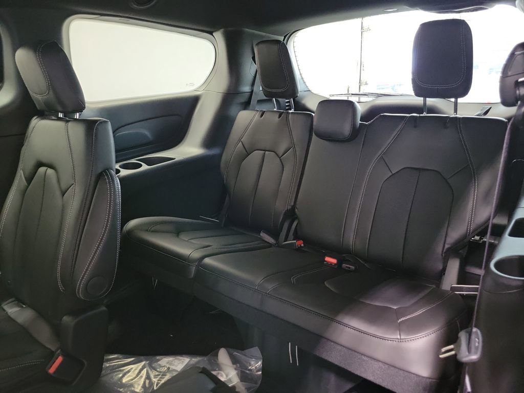 New 2026 Chrysler Pacifica Select w/ S Appearance Package AWD/4WD image 8