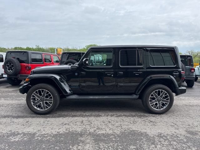 Used 2023 Jeep Wrangler Unlimited Sahara AWD/4WD image 7