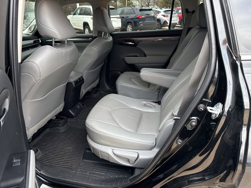 Used 2025 Toyota Highlander Platinum image 15