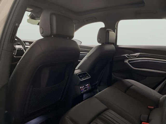 Used 2022 Audi e-tron Premium Plus w/ Premium Plus Package image 35