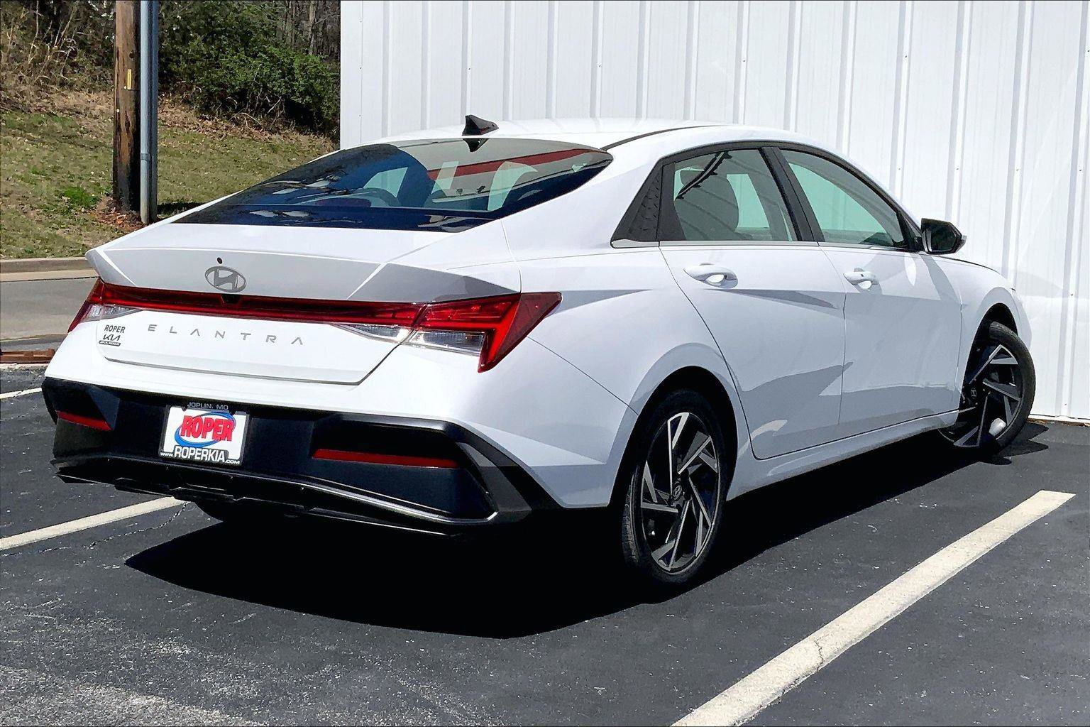 Used 2024 Hyundai Elantra SEL w/ Convenience Package image 10