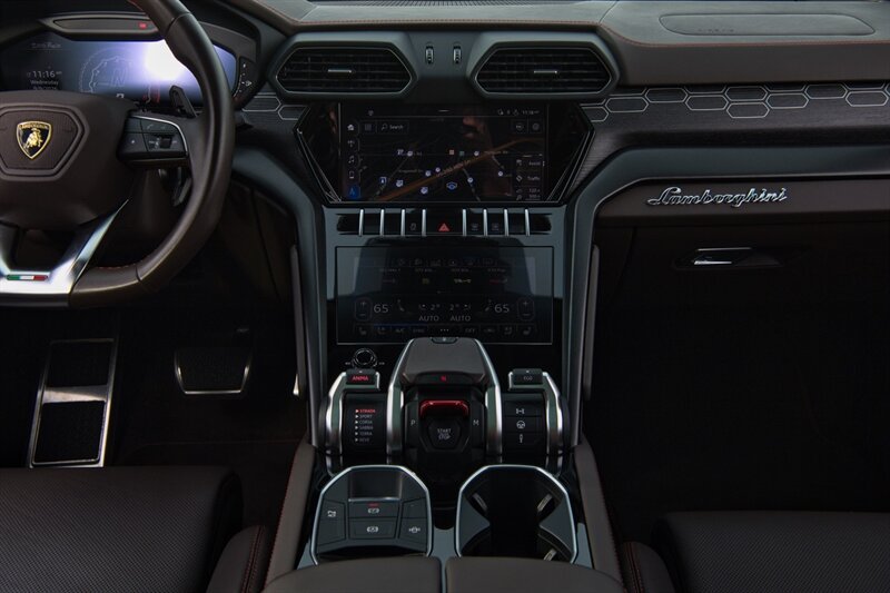 Used 2021 Lamborghini Urus AWD/4WD image 25