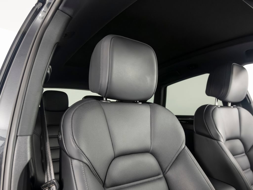 Certified 2026 Porsche Macan AWD/4WD image 39
