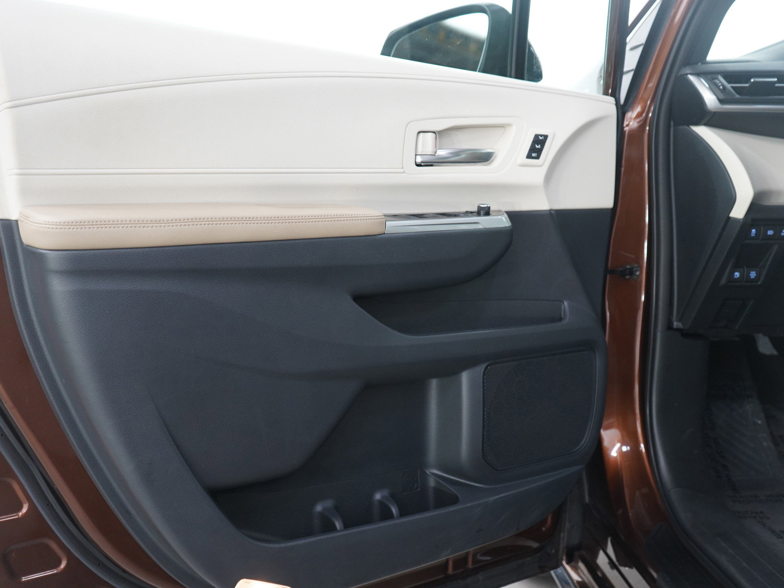 Used 2021 Toyota Sienna Limited image 23