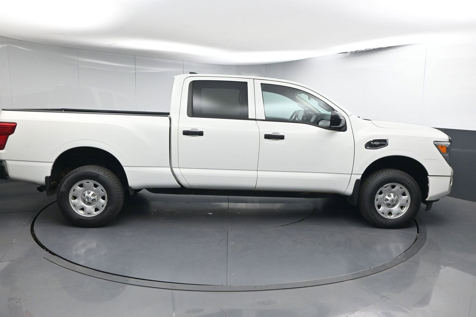 Used 2022 Nissan Titan S image 8