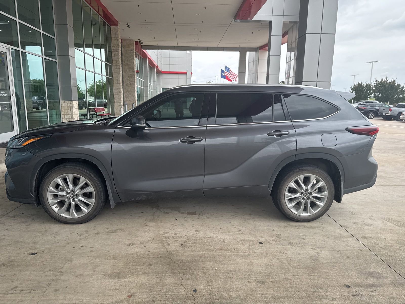 Used 2024 Toyota Highlander Limited image 26