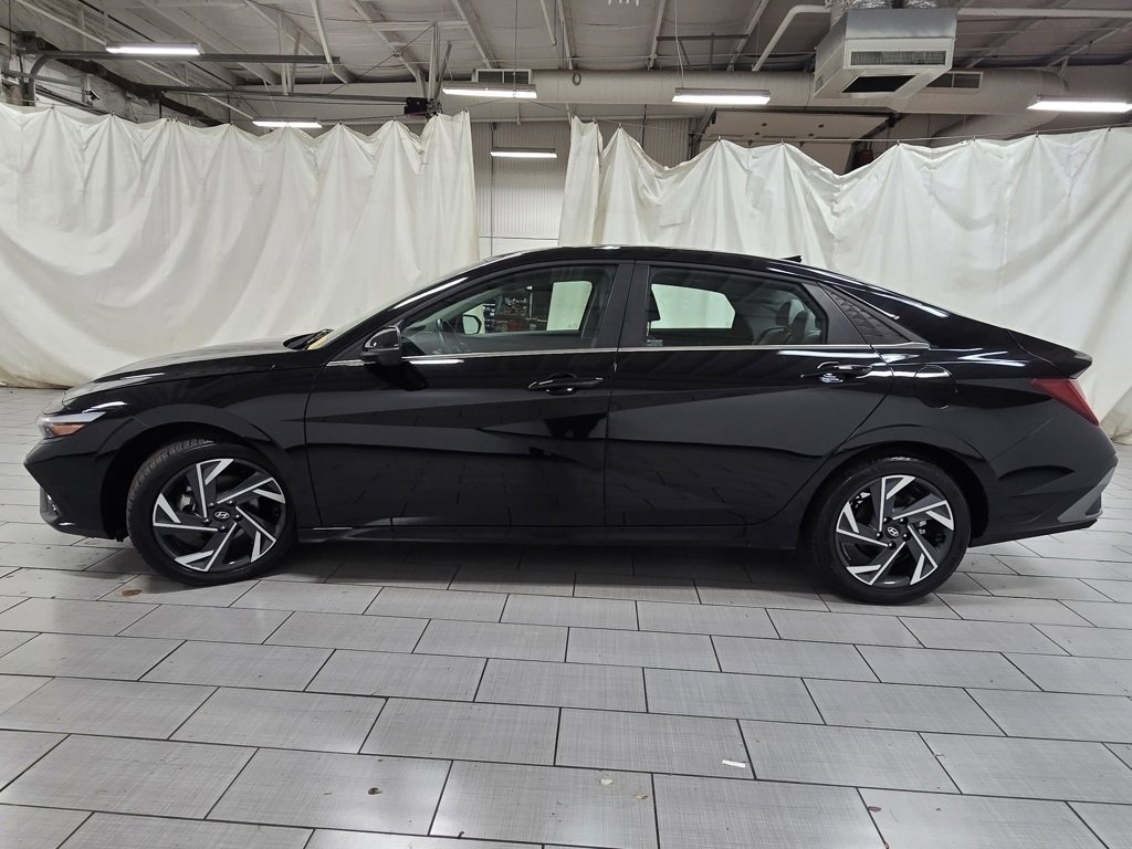 Used 2024 Hyundai Elantra Limited image 15