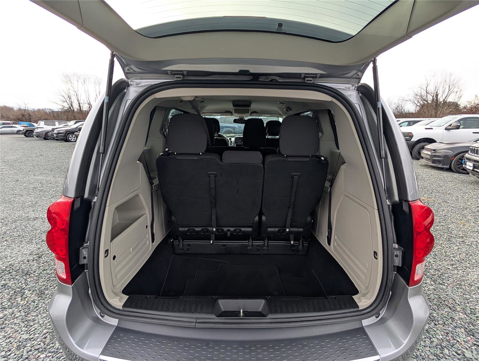 Used 2018 Dodge Grand Caravan SE w/ UConnect Hands-Free Group image 10