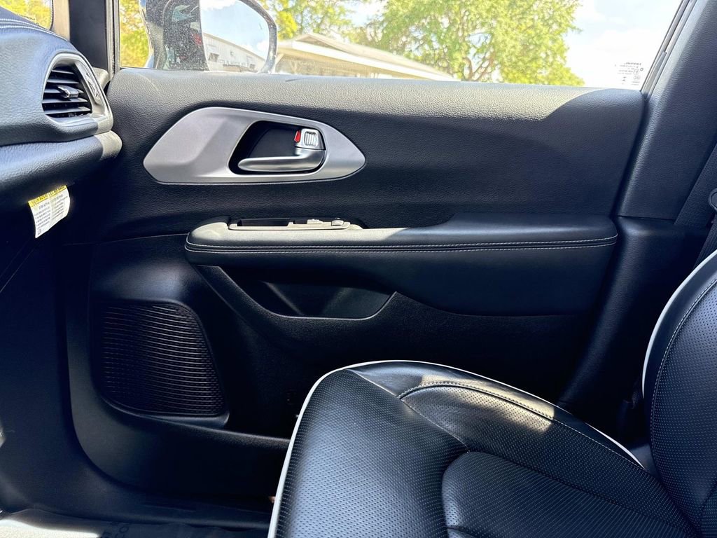 Used 2025 Chrysler Pacifica Limited image 27