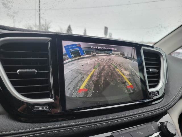 Used 2024 Chrysler Pacifica Select image 19