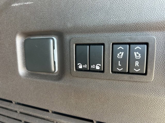 Used 2023 Chevrolet Suburban Z71 w/ Luxury Package image 32