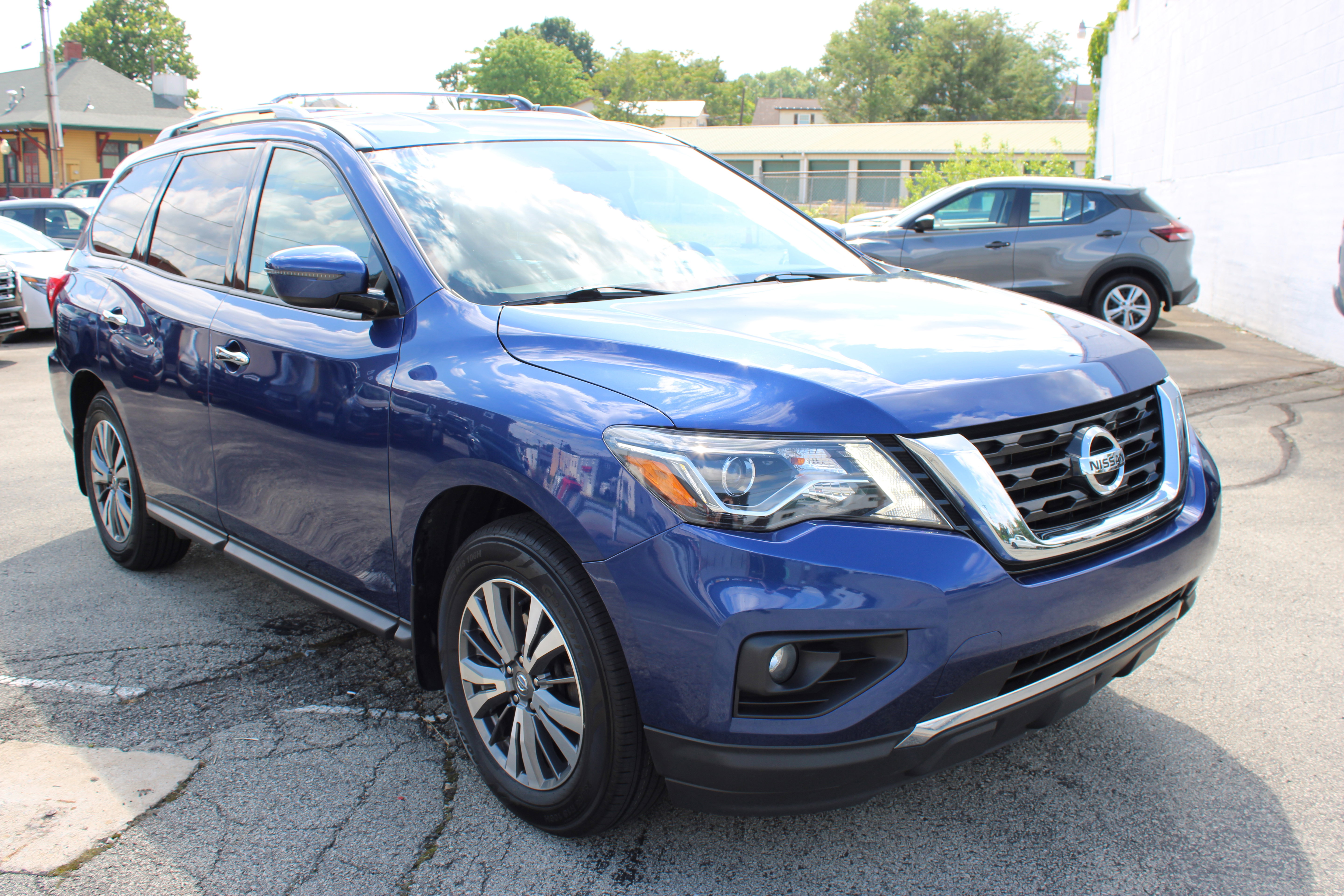 Used 2020 Nissan Pathfinder SV AWD/4WD image 10