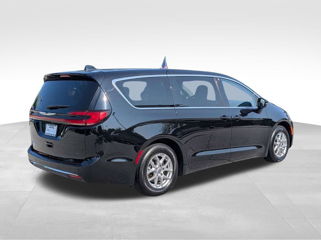 Used 2024 Chrysler Pacifica Touring-L FWD image 4