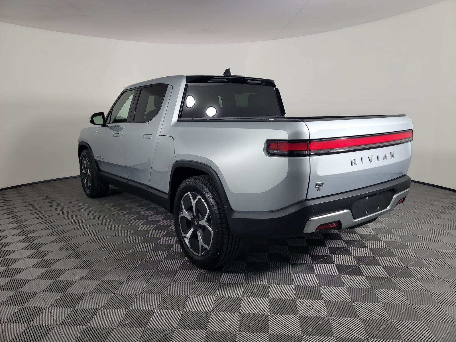 Used 2023 Rivian R1T Adventure Dual AWD/4WD image 3