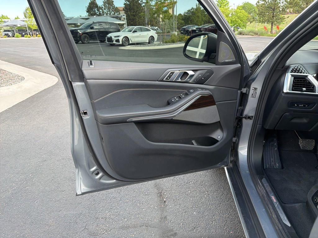 Used 2025 BMW X5 xDrive50e w/ Climate Comfort Package AWD/4WD image 9