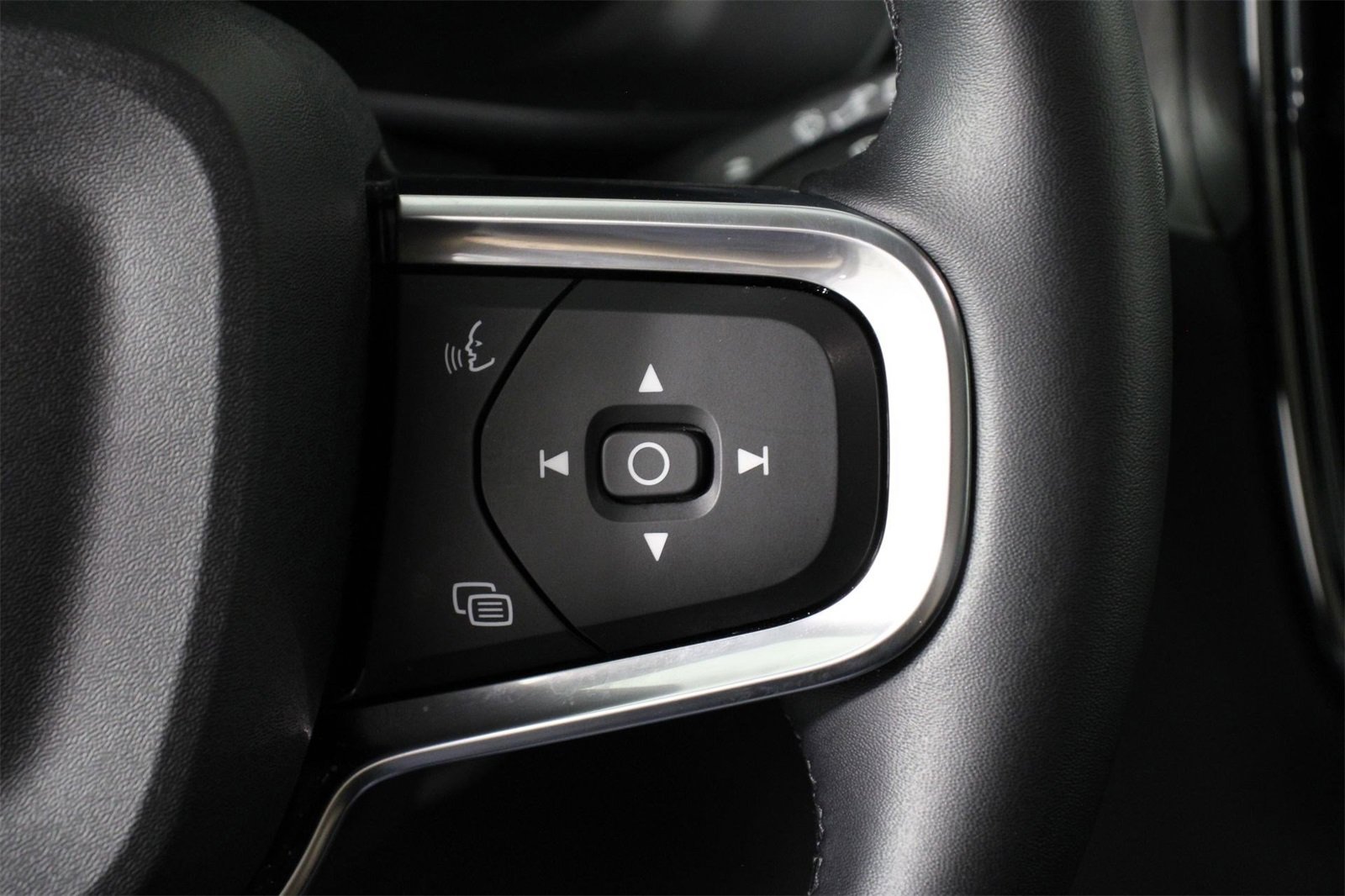 Certified 2025 Volvo XC40 B5 Core image 11