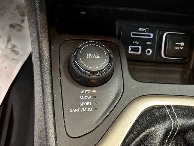 Used 2015 Jeep Cherokee Latitude AWD/4WD image 27