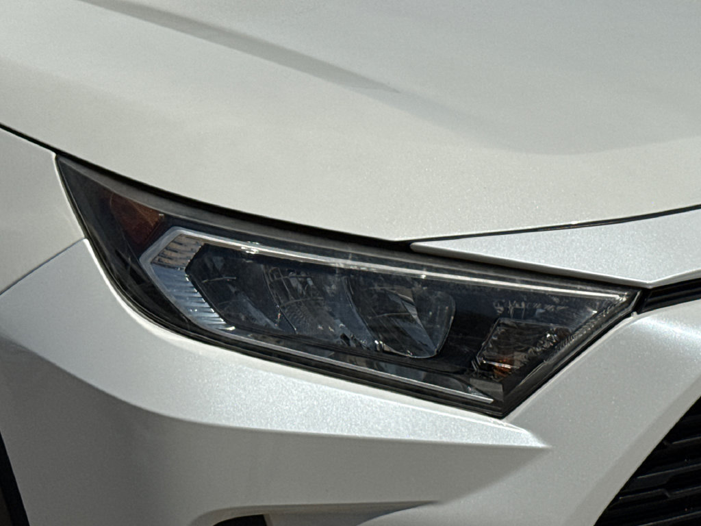 Used 2021 Toyota RAV4 XLE Premium FWD image 4
