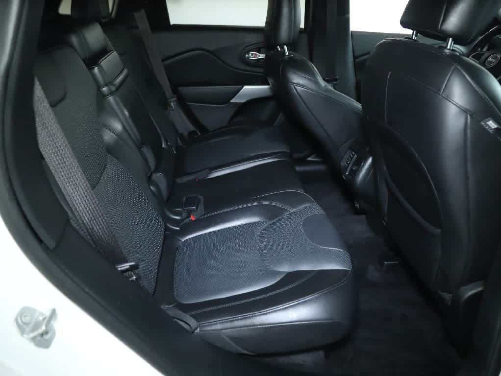 Used 2018 Jeep Cherokee Overland w/ Technology Group AWD/4WD image 35
