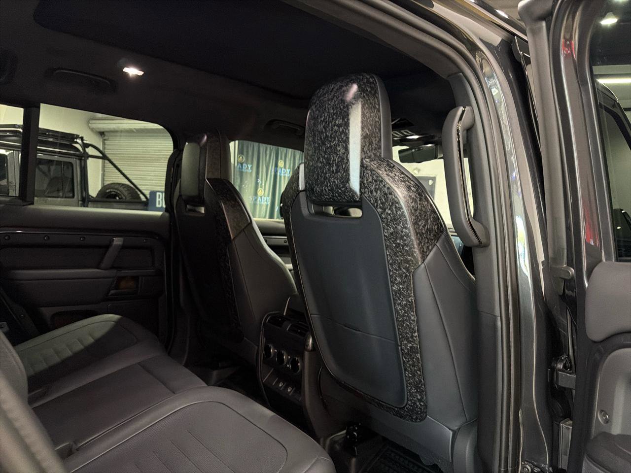 Used 2025 Land Rover Defender 110 image 31