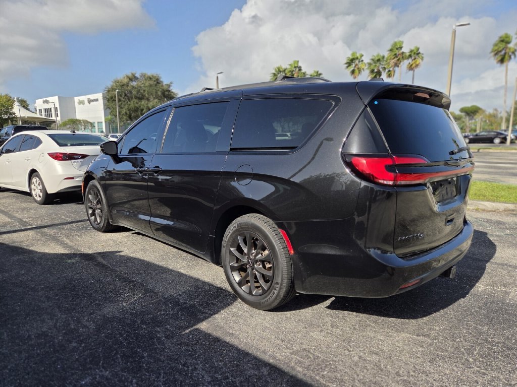Used 2021 Chrysler Pacifica Touring-L w/ S Appearance Package FWD image 4