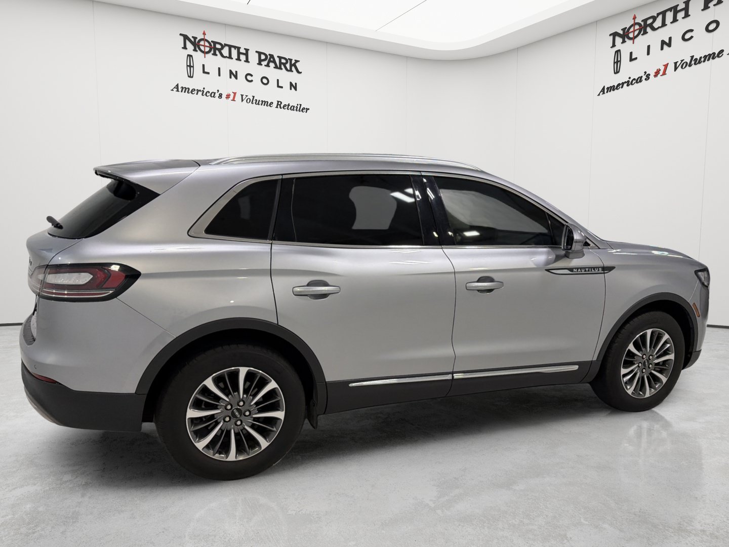 Used 2023 Lincoln Nautilus FWD w/ Premium Package image 6