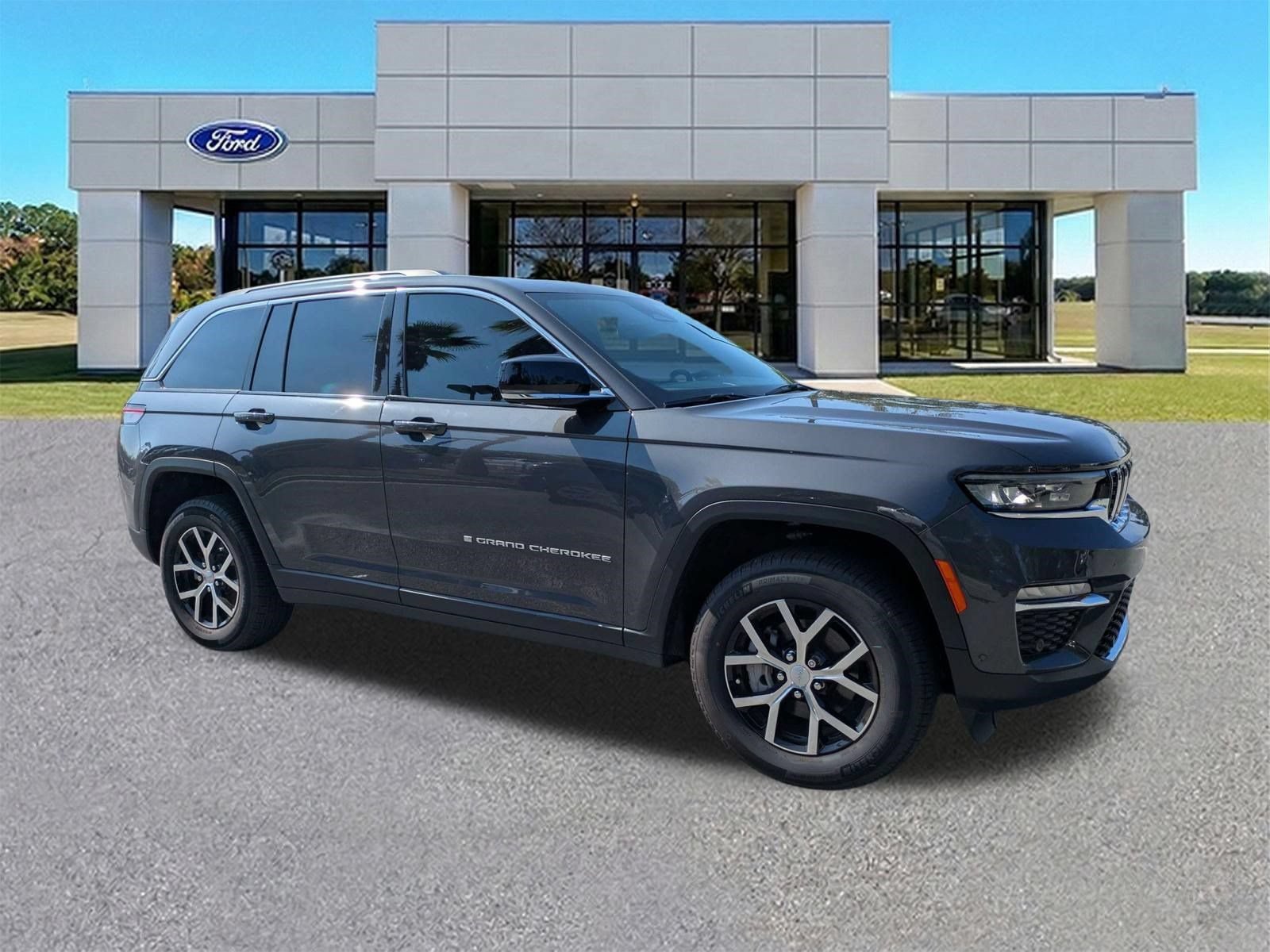 Used 2025 Jeep Grand Cherokee Limited w/ Luxury Tech Group II AWD/4WD image 1