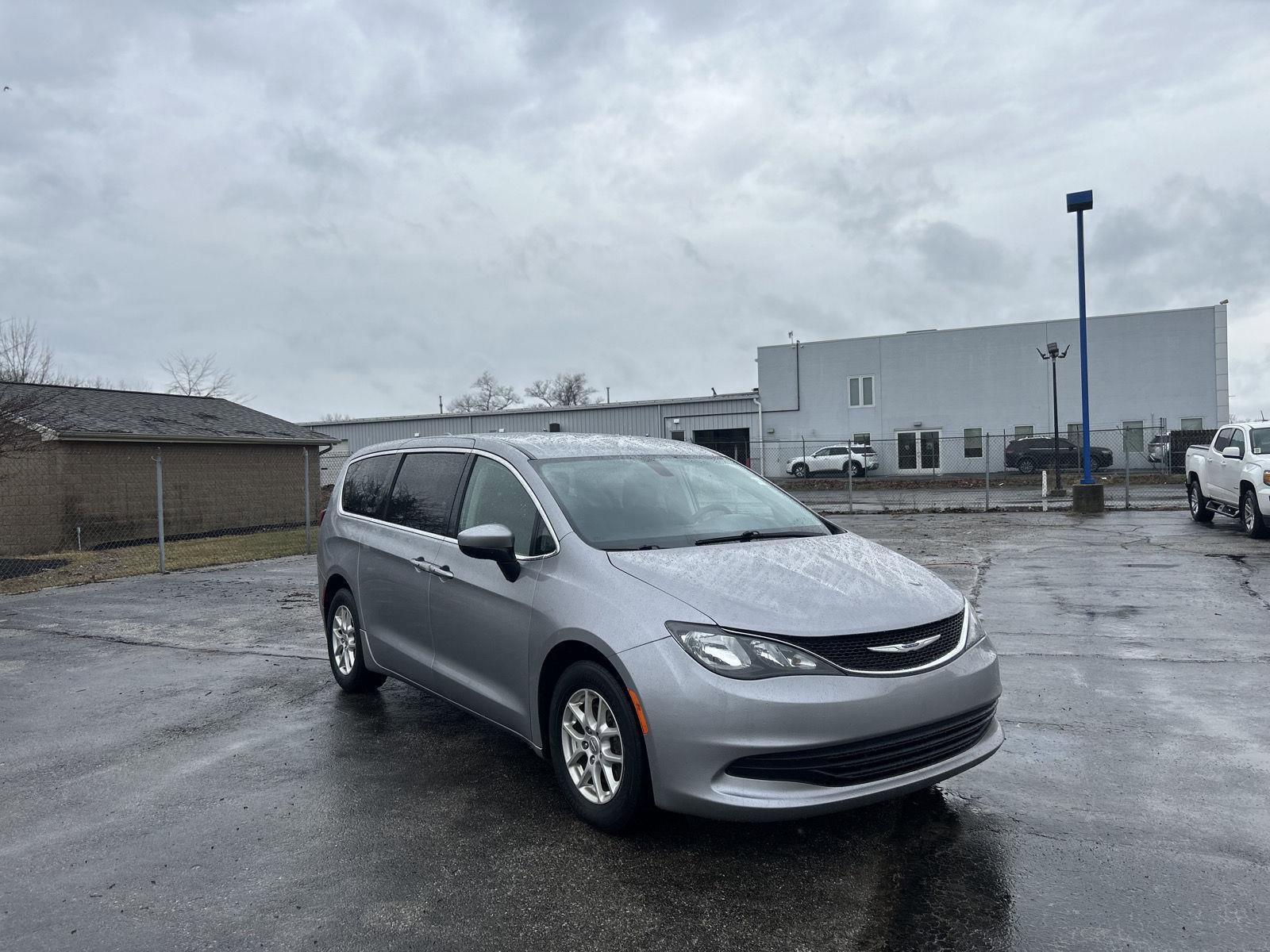 Used 2020 Chrysler Voyager LX FWD image 3