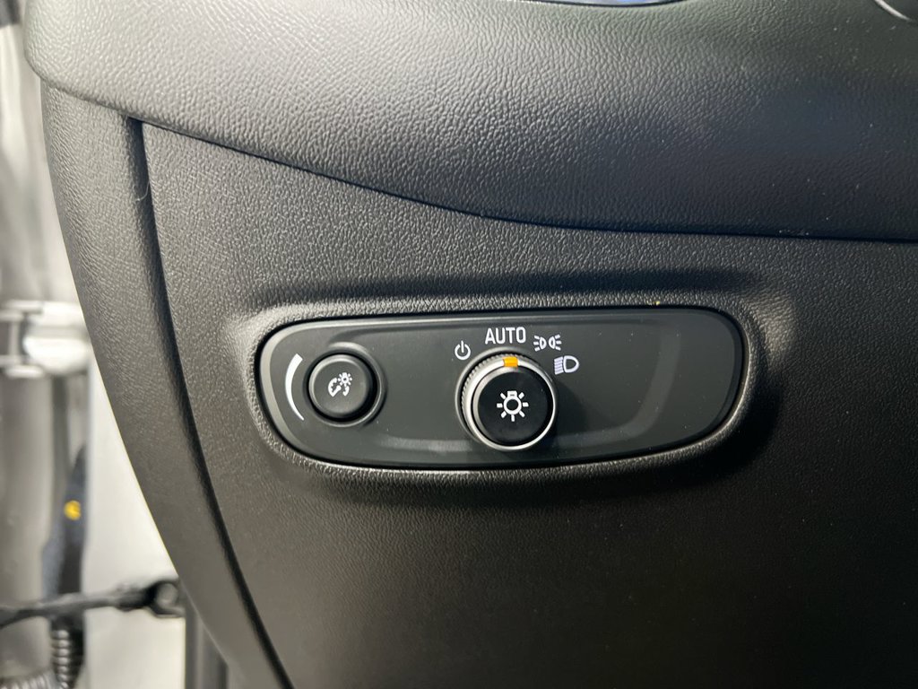 Used 2021 Chevrolet Equinox LT FWD image 18