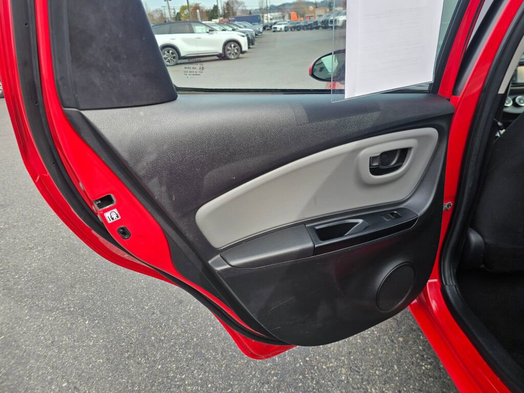 Used 2015 Toyota Yaris L image 19