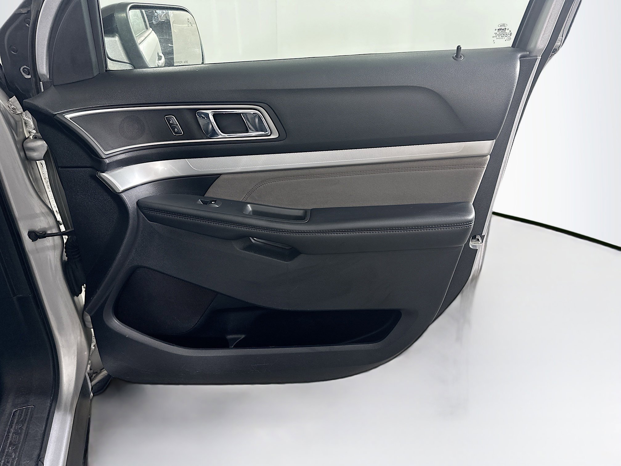 Used 2017 Ford Explorer XLT w/ Equipment Group 202A image 34