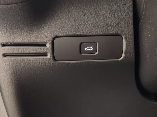 Certified 2026 Volvo XC40 B5 Plus AWD/4WD image 22