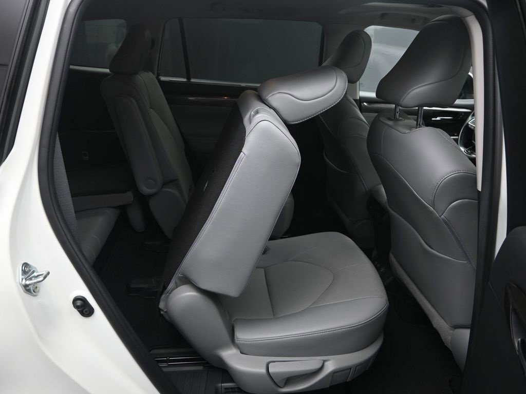 Used 2021 Toyota Highlander Limited image 38