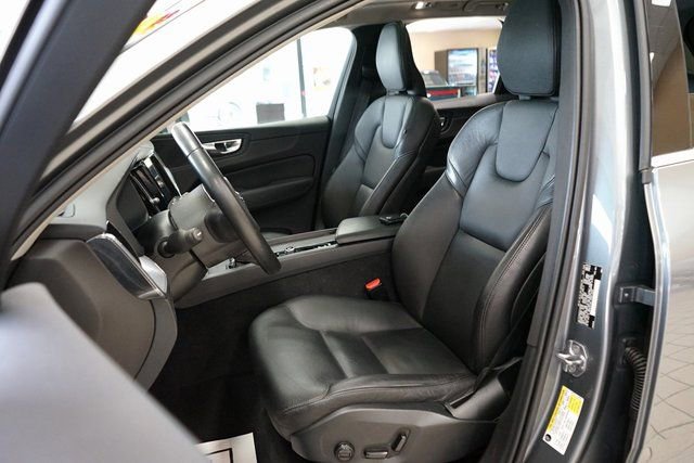 Used 2020 Volvo XC60 T5 Momentum image 2