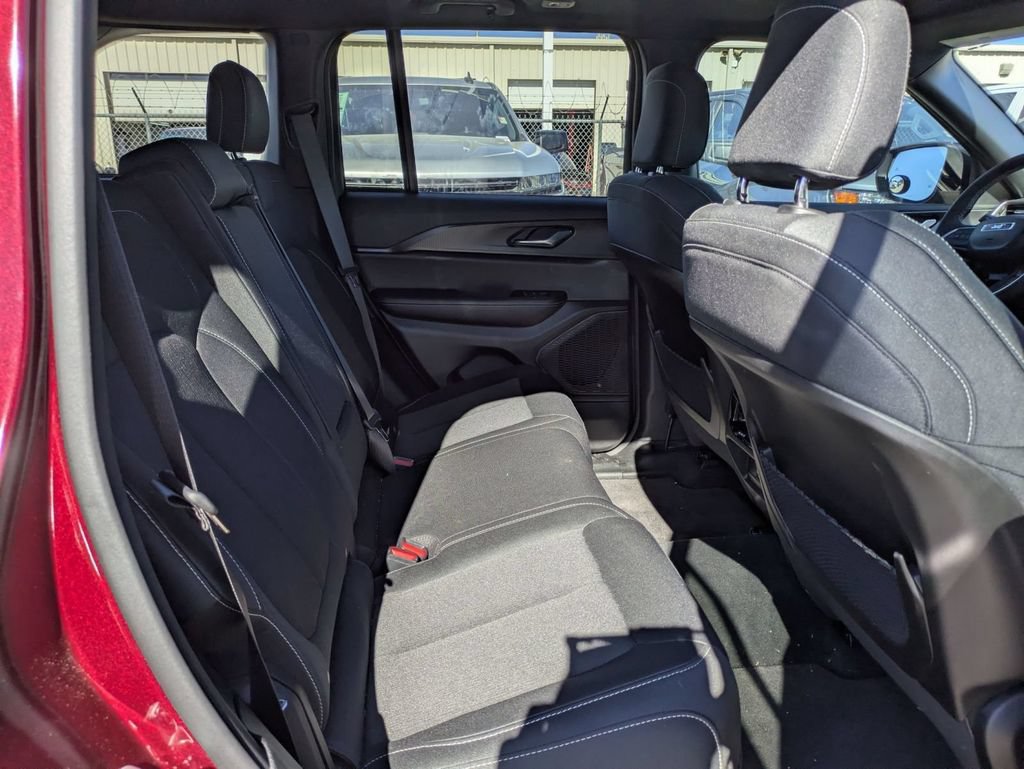 Used 2025 Jeep Grand Cherokee Laredo X RWD image 18