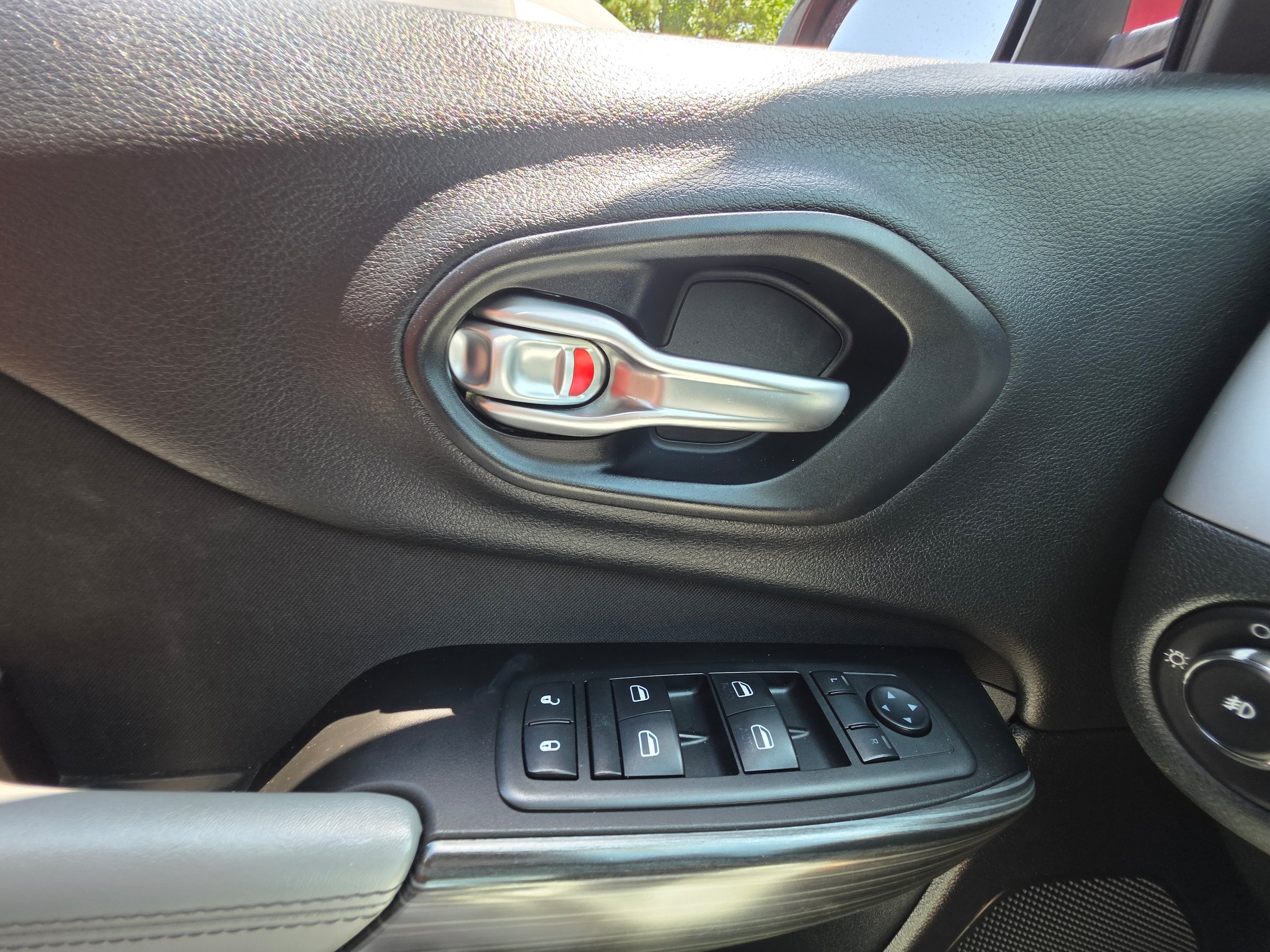 Used 2014 Jeep Cherokee Latitude w/ Cold Weather Group AWD/4WD image 14