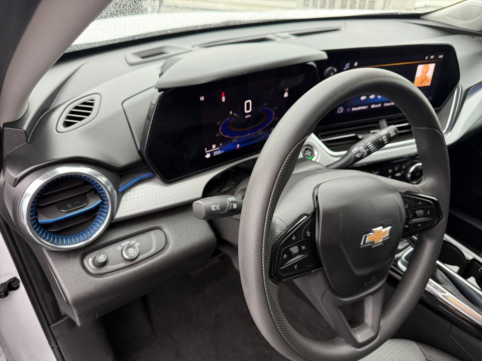 Used 2025 Chevrolet Trax LT image 32