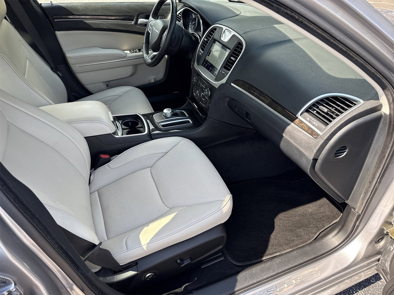 Used 2018 Chrysler 300 Limited w/ Safetytec Plus Group image 32