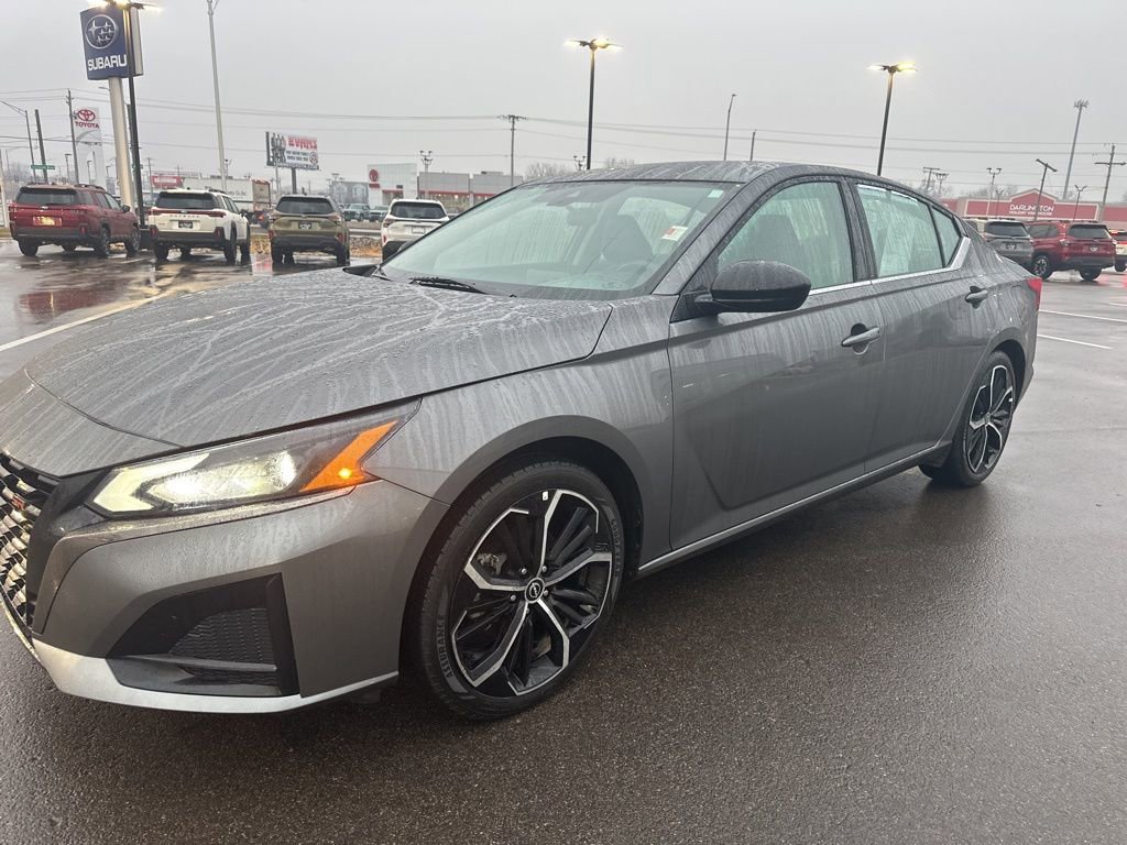 Used 2025 Nissan Altima 2.5 SR image 3
