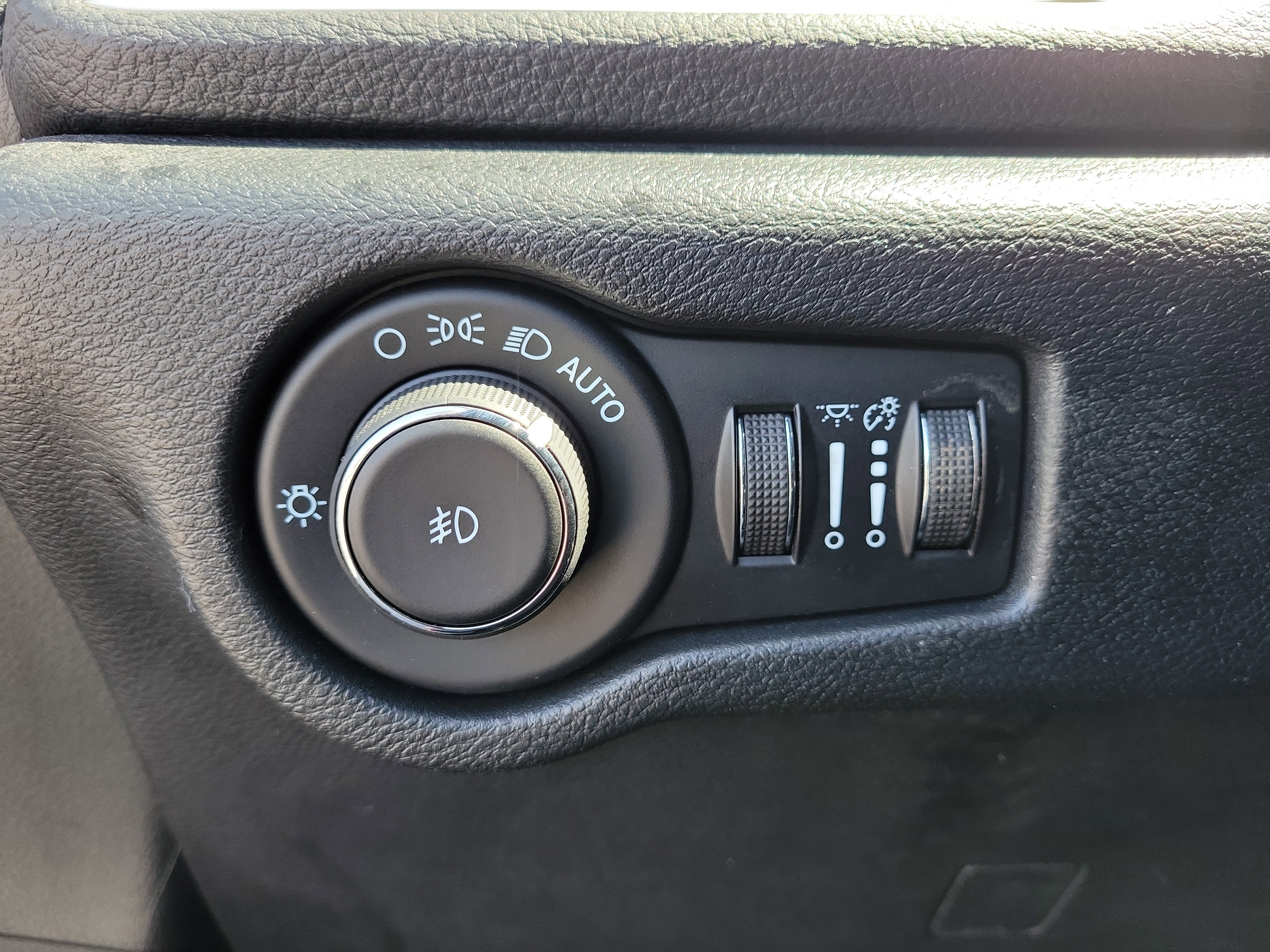 Used 2021 Chrysler Pacifica Touring-L w/ Uconnect Theater Family Group FWD image 21