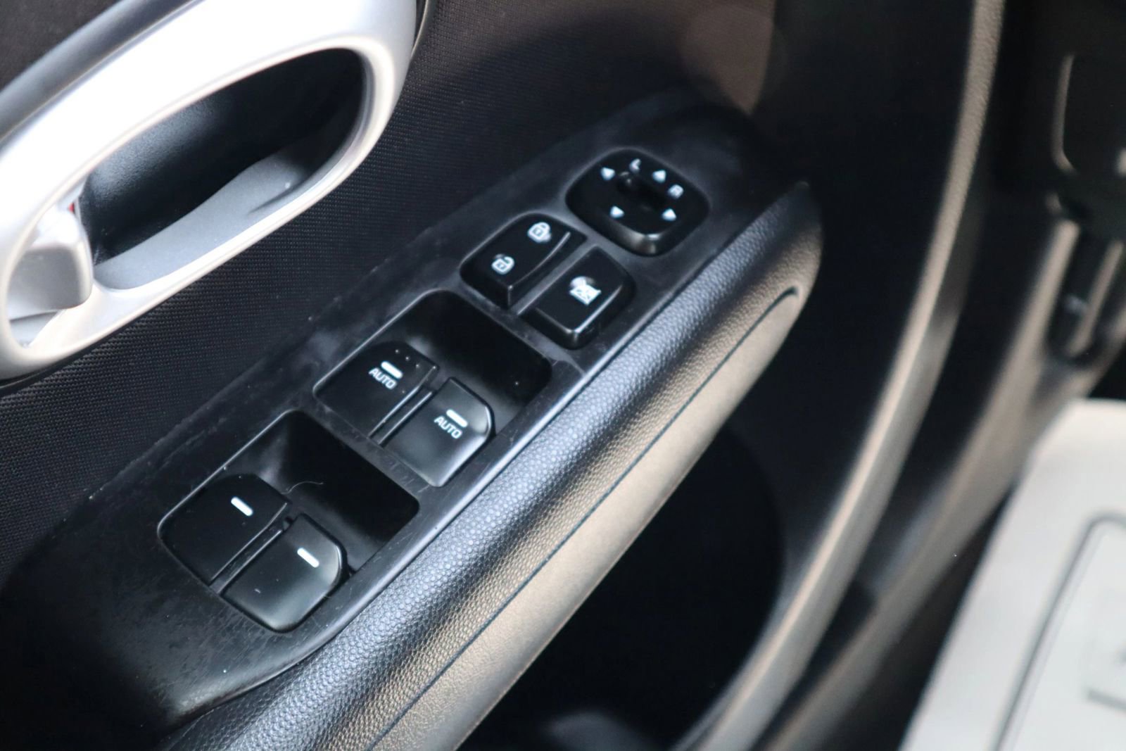 Used 2016 Kia Soul + FWD image 28