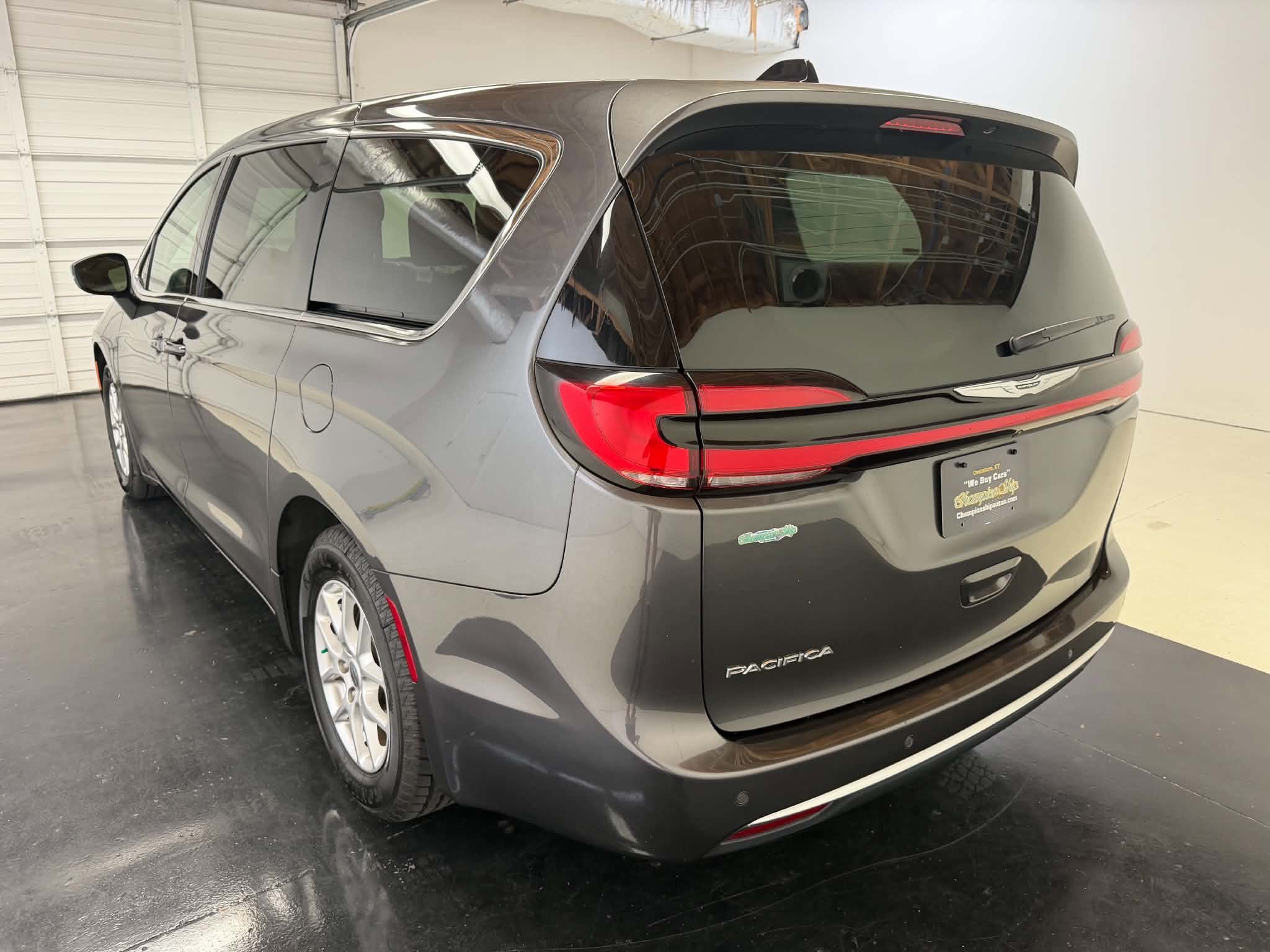 Used 2023 Chrysler Pacifica Touring-L FWD image 6