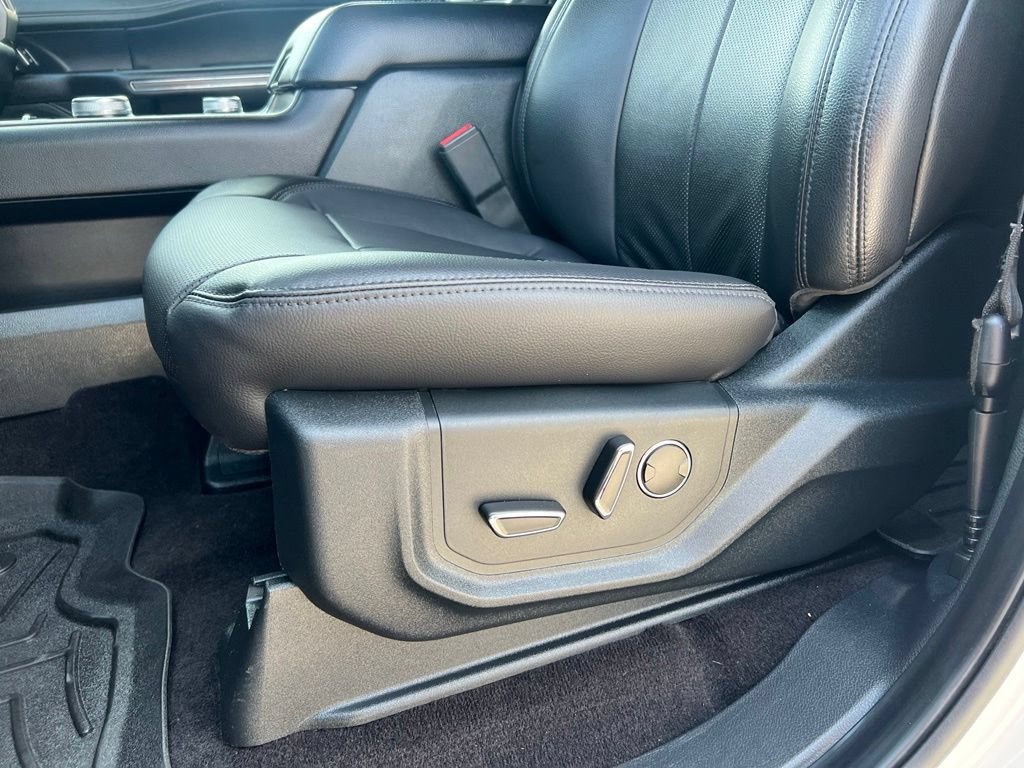 Used 2019 Ford Expedition Max XLT w/ Equipment Group 202A AWD/4WD image 14