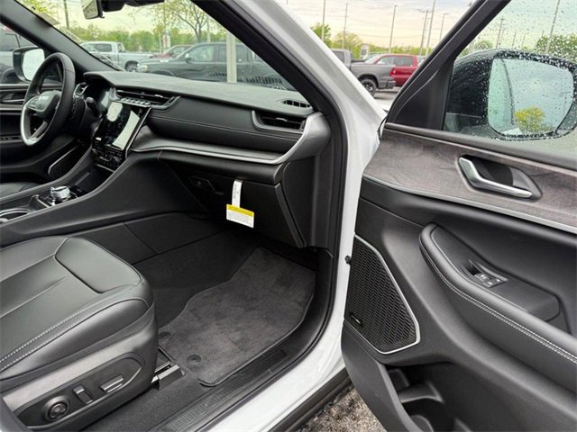 New 2025 Jeep Grand Cherokee L Limited w/ Black Appearance Package image 18