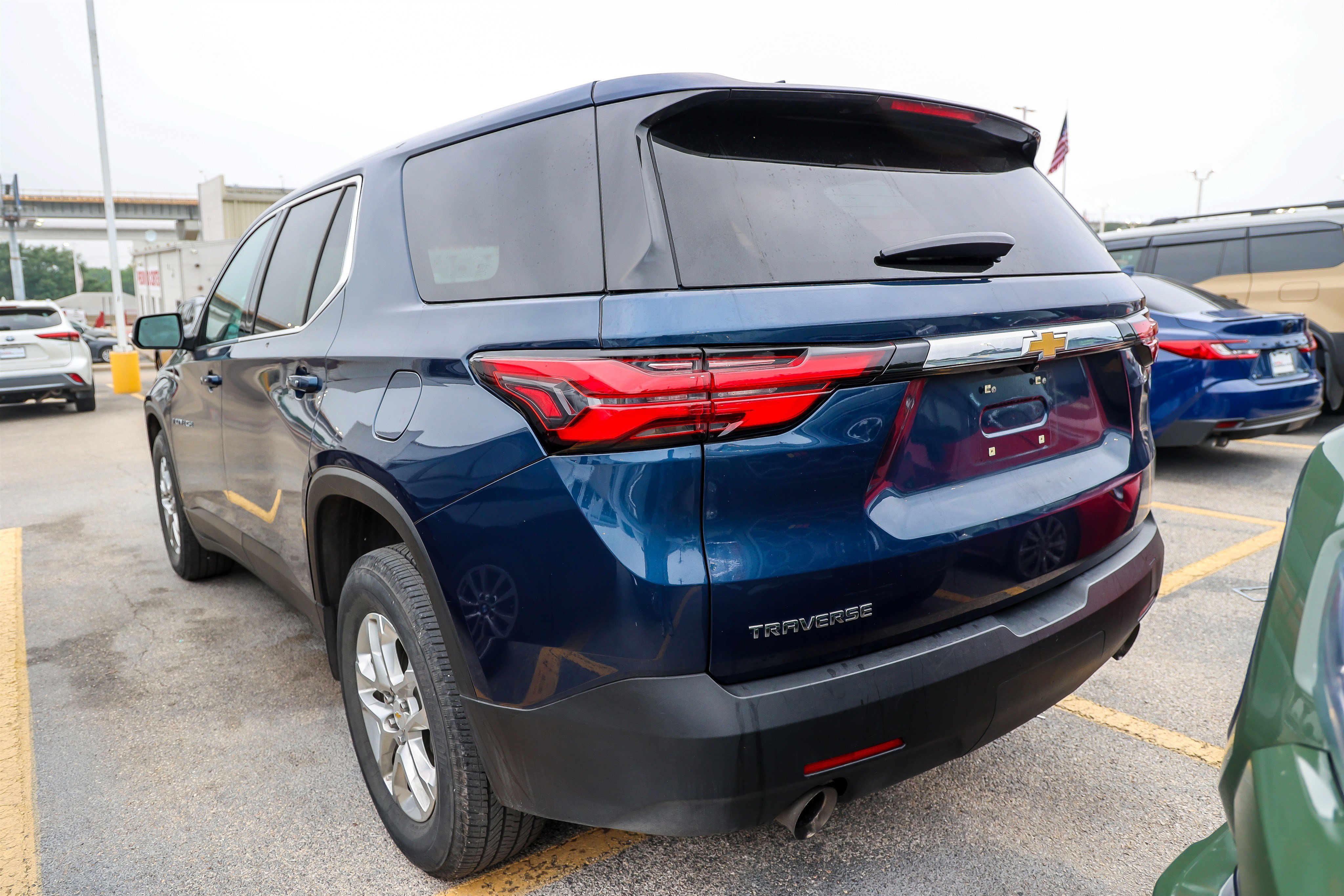 Used 2023 Chevrolet Traverse LS w/ Safety Package FWD image 8