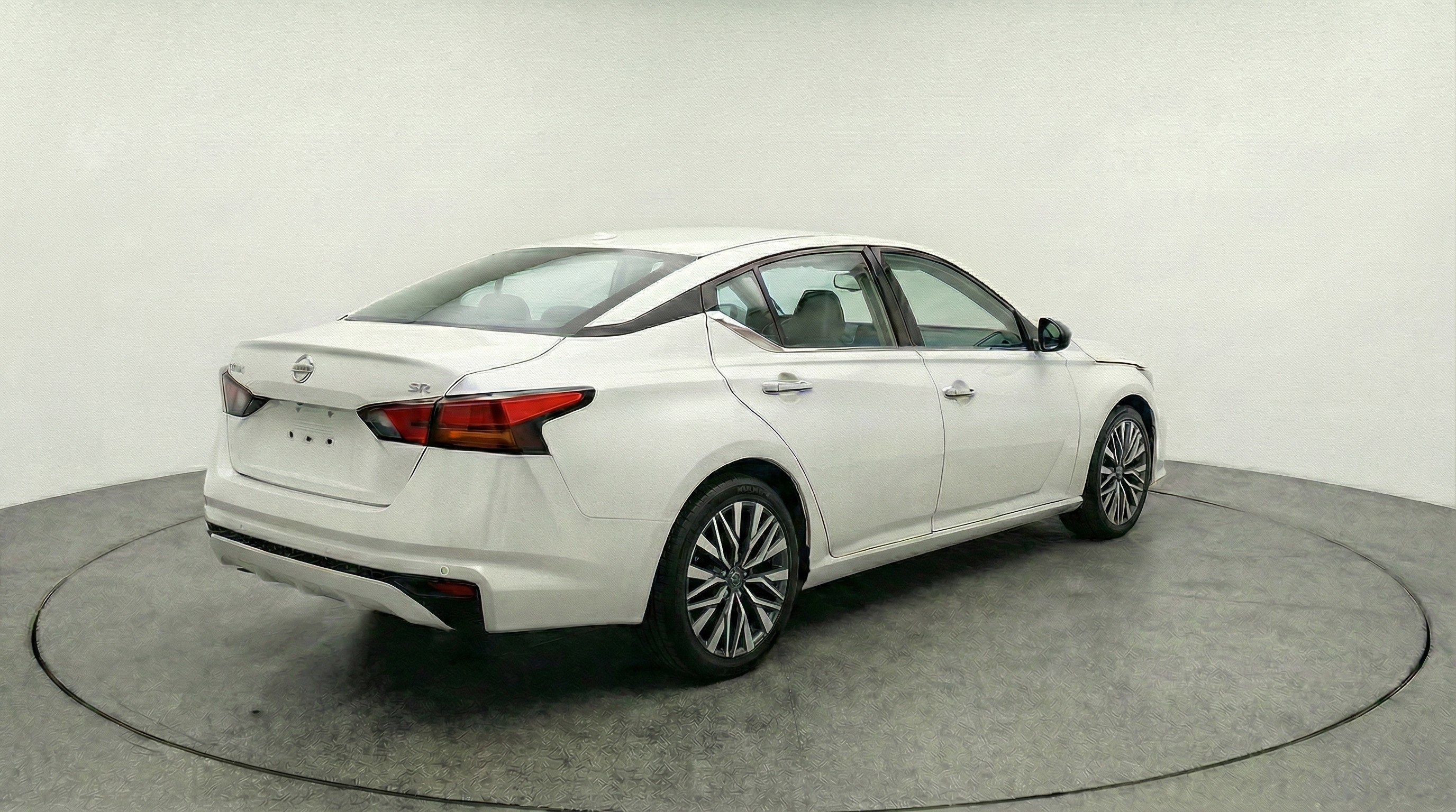 Used 2025 Nissan Altima 2.5 SV FWD image 9