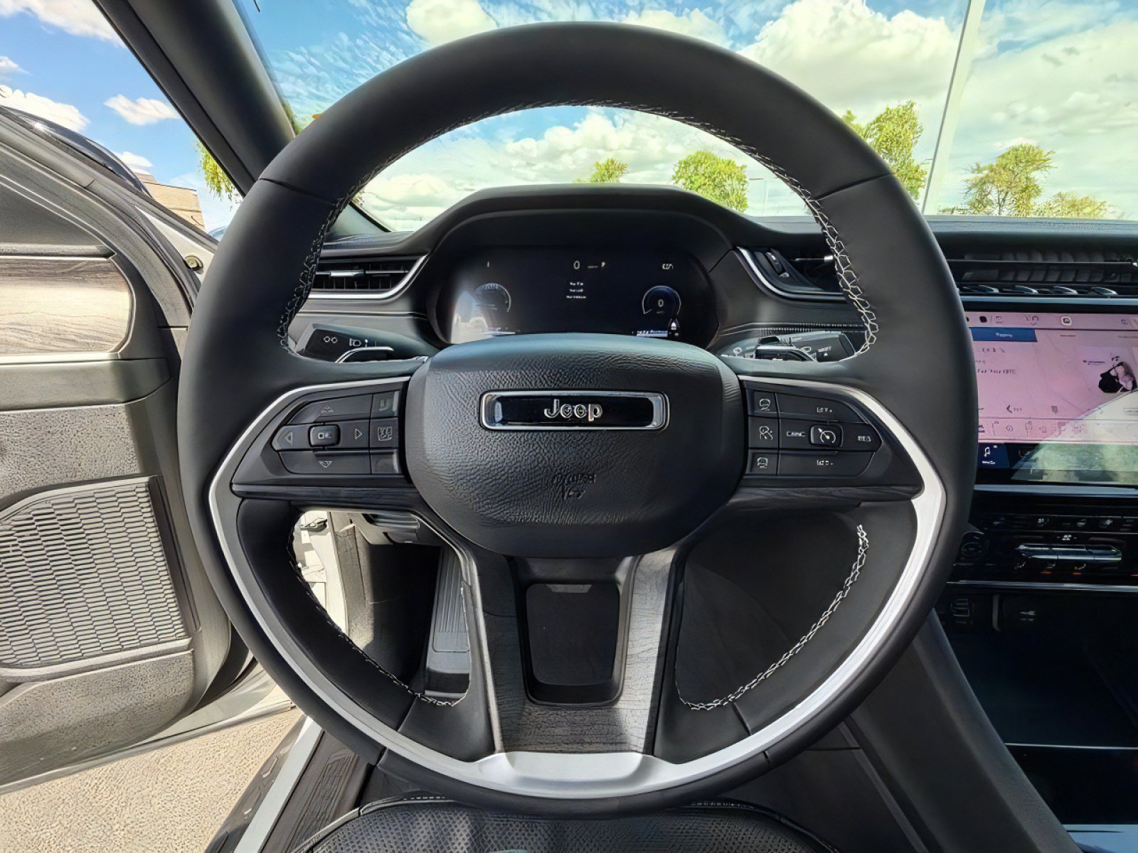 Used 2025 Jeep Grand Cherokee Limited w/ Luxury Tech Group II RWD image 19