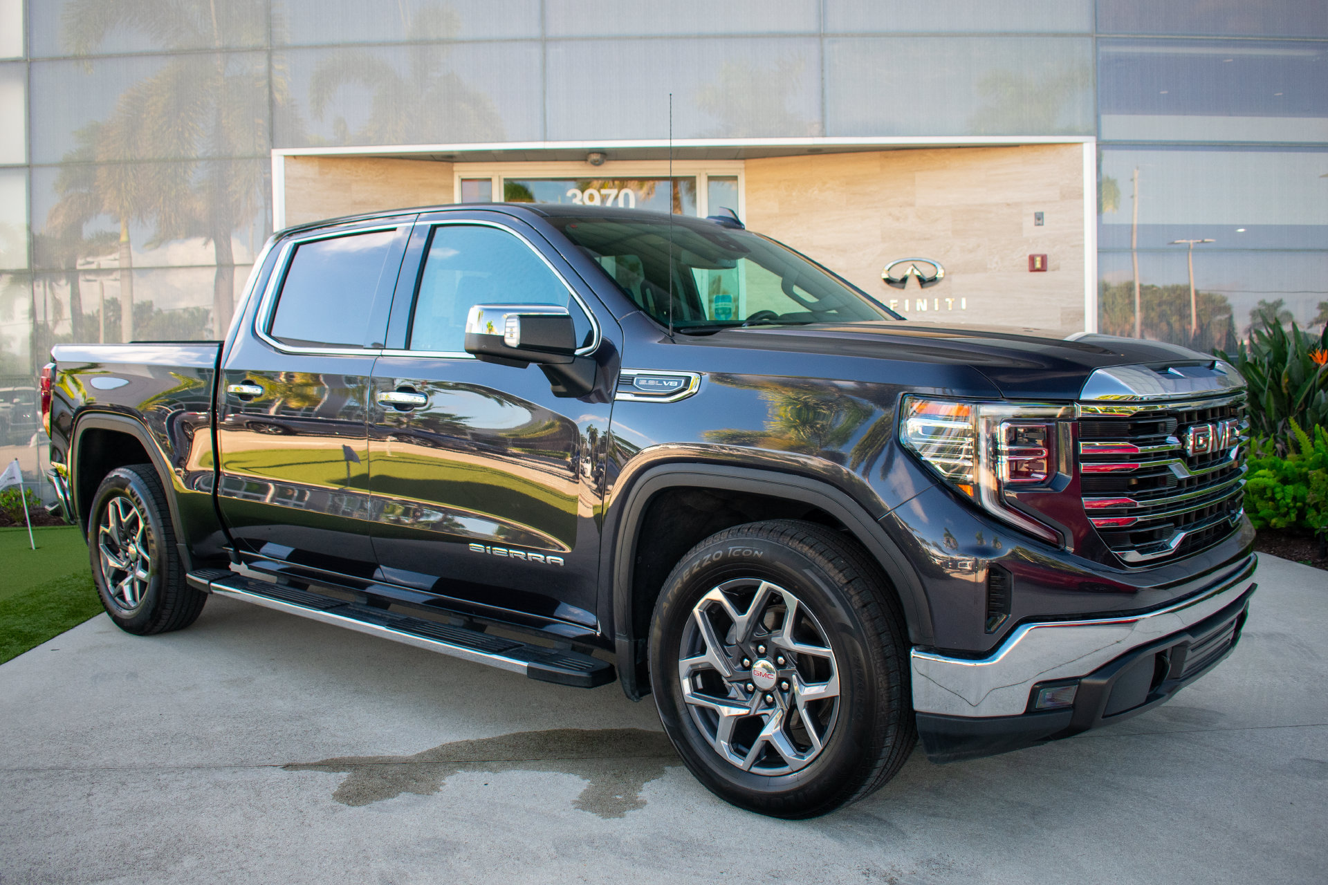 Used 2022 GMC Sierra 1500 SLT w/ SLT Premium Package RWD image 4